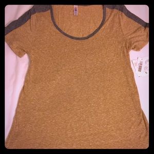 Small LuLaRoe Classic Tee